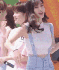 搞笑gif:这么多伴娘都围在新郎身边,新娘的表情亮了