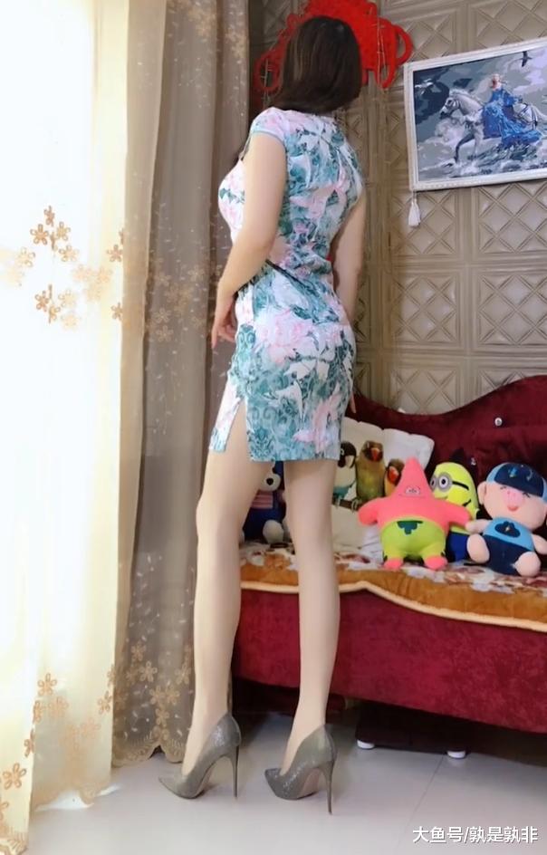 旗袍美女搭配肉色丝袜穿出现代的美