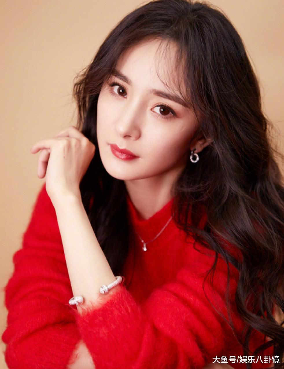 杨幂录制节目身着一袭红衣优雅温柔女人味十足 细直美腿吸睛十足