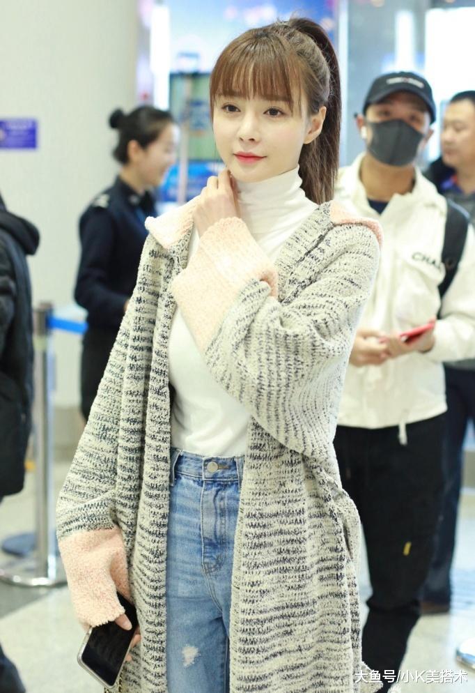 沈梦辰换回空气刘海的发型,高扎马尾走机场,美回学生模样了!