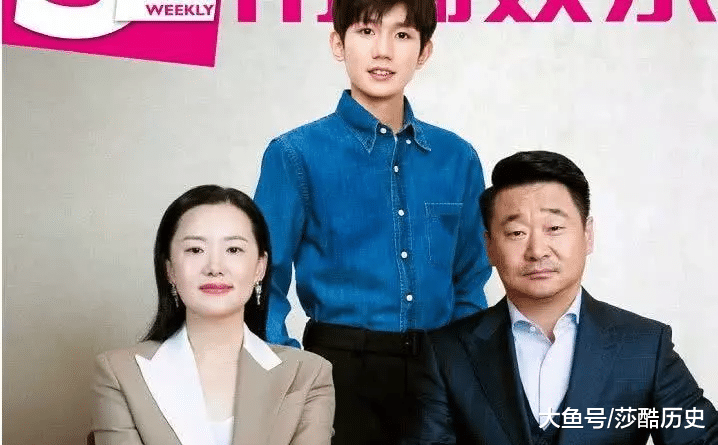 王源晒"全家福",看清一家三口颜值时,网友:这是神仙家庭吧?