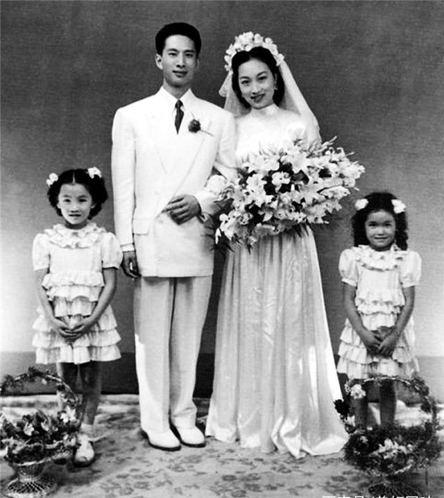 1949年5月7日,29岁的冯喆和19岁的张光茹在香港六国饭店举行了热闹而