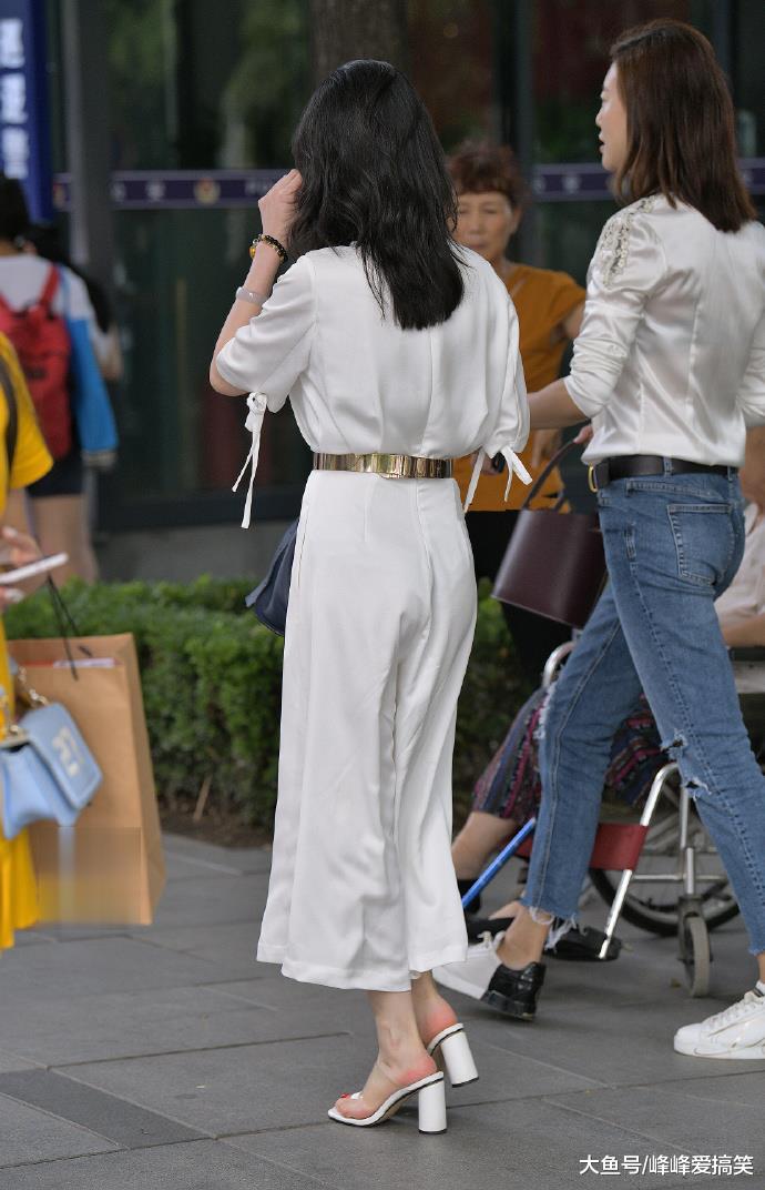 街拍:偶遇穿着纯白连衣裤的30岁辣妈,彰显成熟女性专属魅力!
