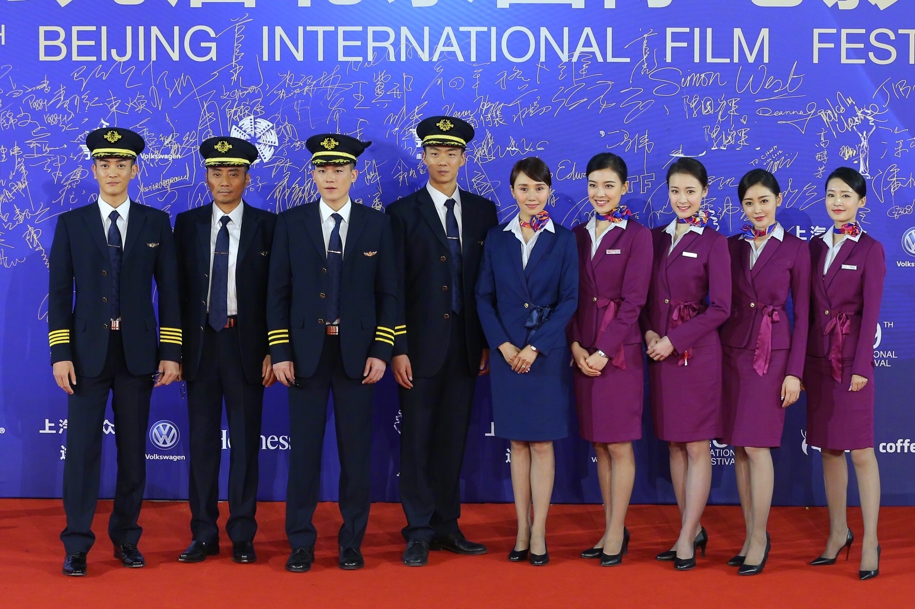 刘伟强张涵予《中国机长》爆新海报,将与吴京新作对打