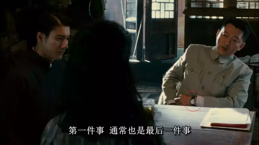 李何在《色戒》里埋藏的雄厚而松散的时候线索