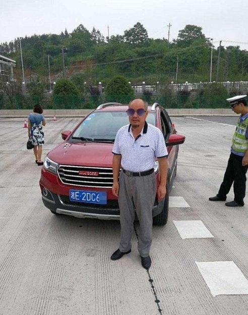 六旬大爷无证驾驶, 车内东西让