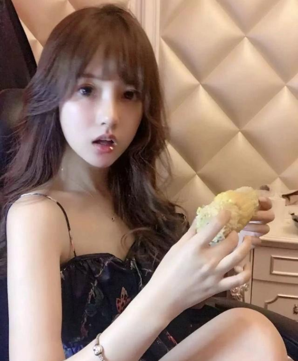 抱显卡的女孩出孩抱着显卡_奉迪熊布娃娃女孩抱女