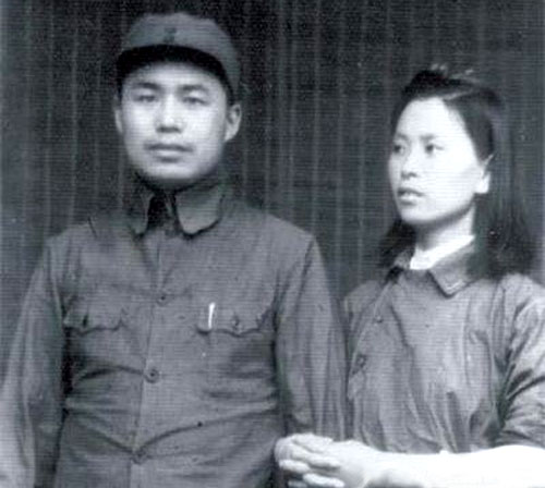 王近山的第一任妻子名叫韩岫岩，