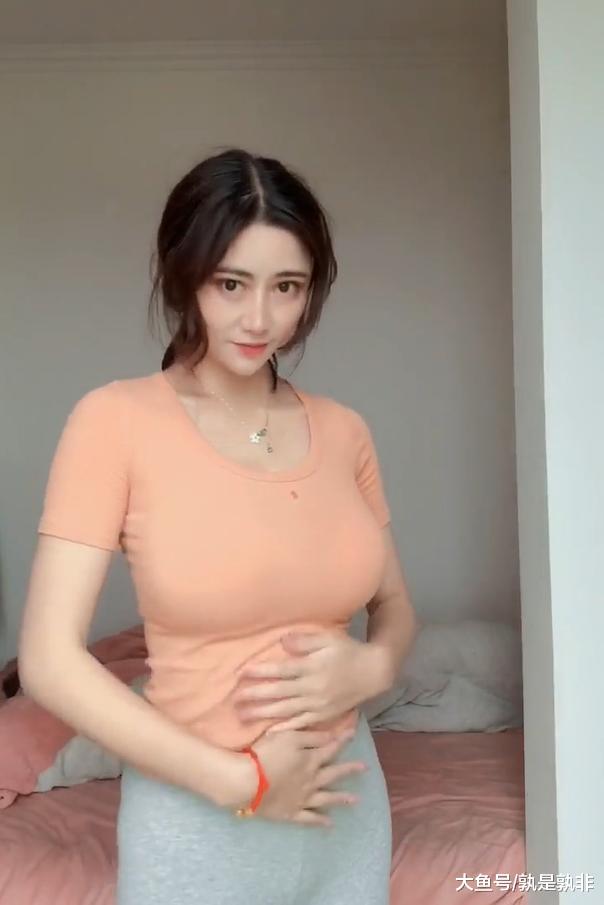 干净白皙的微胖美女,好身材使她透着"网红气息"!