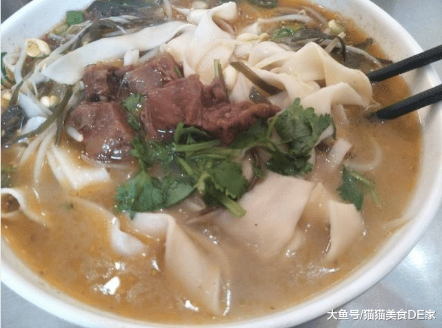河南这家店的烩面,1份10块钱,碗大肉多,客人怎么会不多呢?