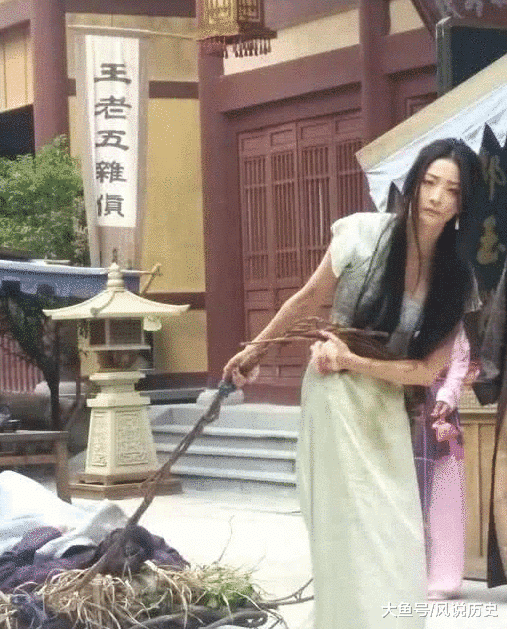 抖音"最美龙套女"红了,身形单薄楚楚可怜,可是脚上才是亮点