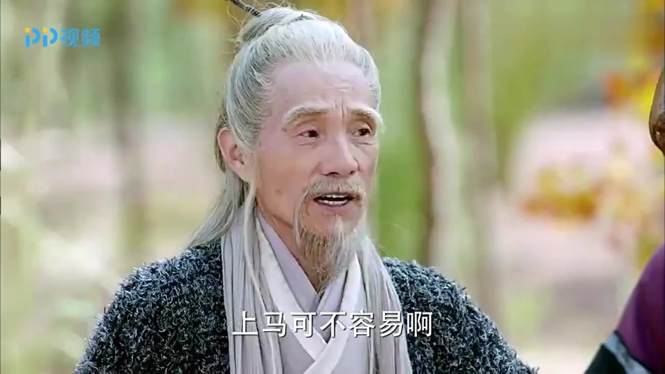 武神赵子龙：这老人家是啥身份呀，坐赵云的马，还踩着赵云的肩上马_