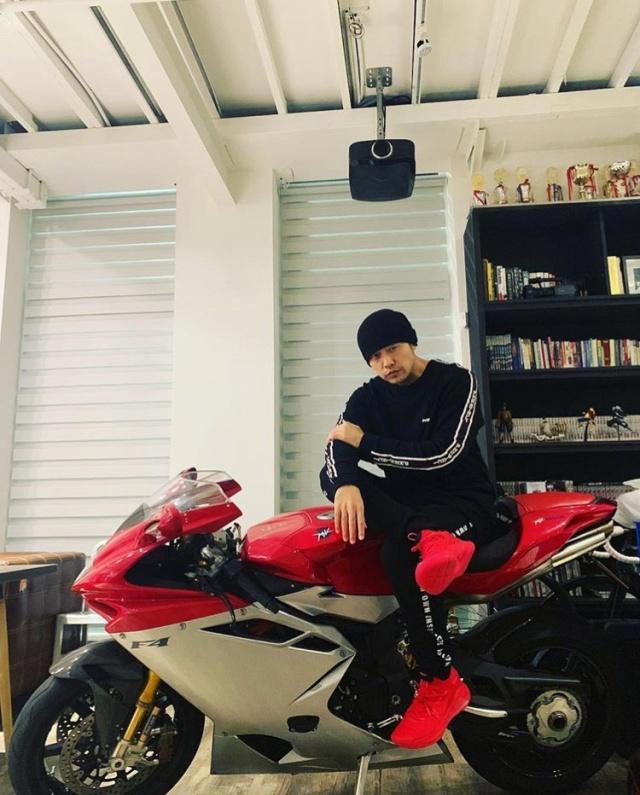 40岁周杰伦“小公举”人设不崩, 生日当天偷拍粉丝打卡留念