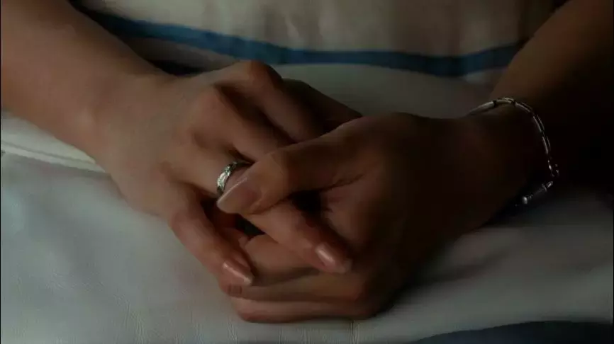 李何在《色戒》里埋藏的雄厚而松散的时候线索