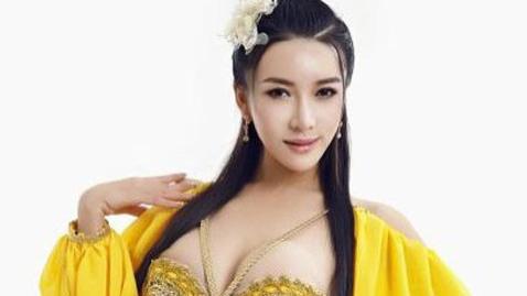 龚玥菲一位过气女明星，只能在小舞台靠身材混饭吃！没有她不敢穿的衣服