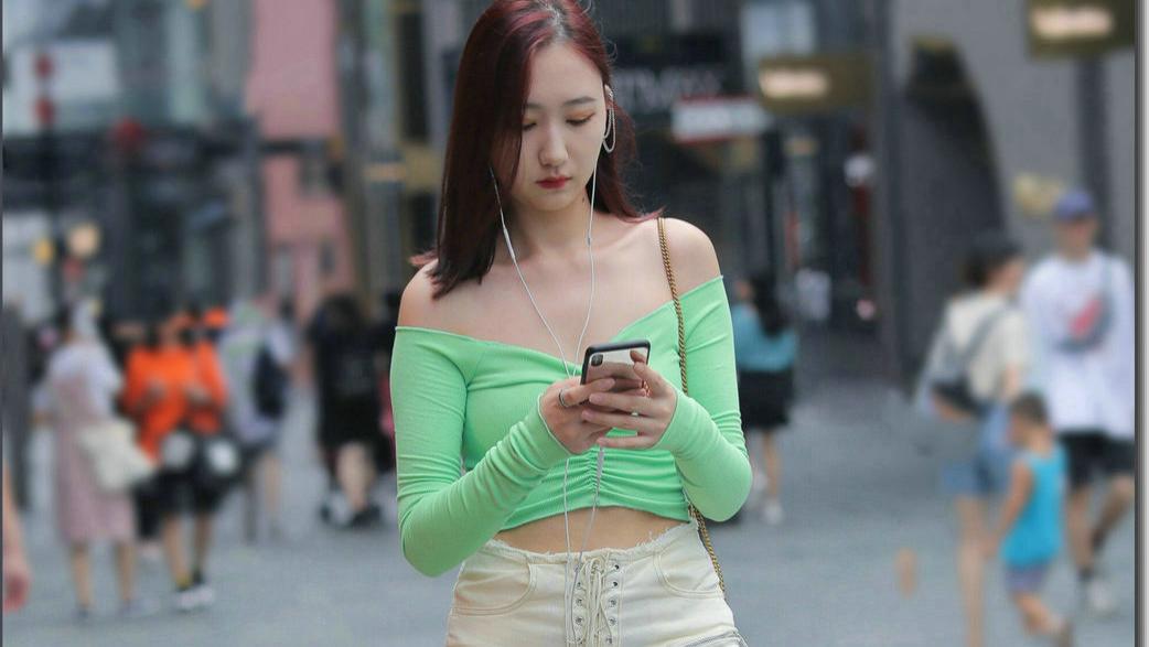时尚美女街拍：大长腿热裤小姐姐，高挑身姿十分惹眼