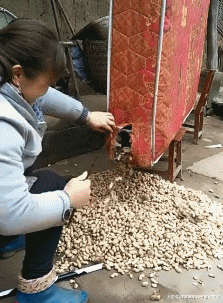 搞笑gif趣图:后面妹子露出了受不了的表情