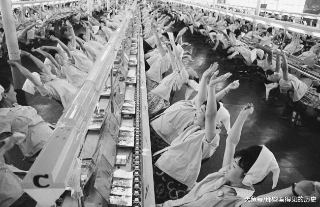 老照片60年代日本索尼公司的工间操生产线上青春美丽的女工