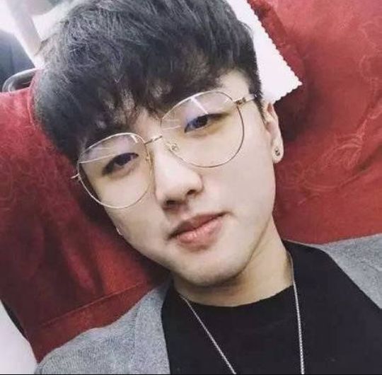 lol:联盟史上最帅的选手,颜值高实力强女粉丝看到后不