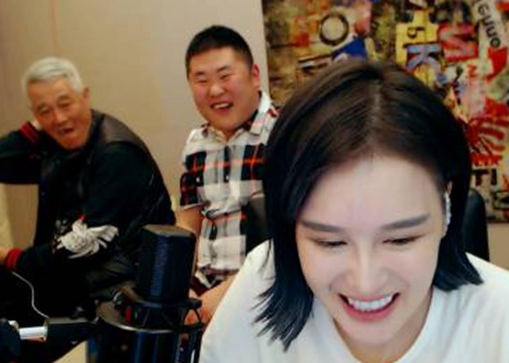 同是赵本山女儿,赵玉芳和小女儿球球相比,完全不是一个世界的人