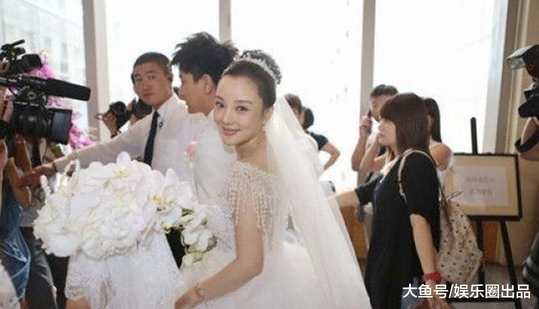 李小璐结婚旧照片,回眸一笑大写的幸福,下车那一刻像极了爱情