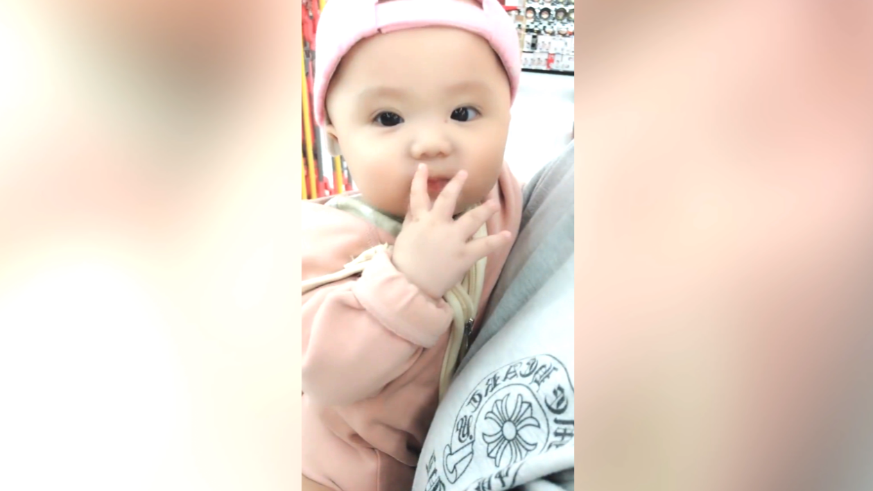 大眼睛萌娃去逛街,被拍到怪不好意思,网友:害羞的样子