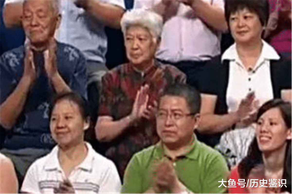 男子带"表情滑稽"塑像鉴宝, 逗得观众大笑, 专家鉴定后笑容消失