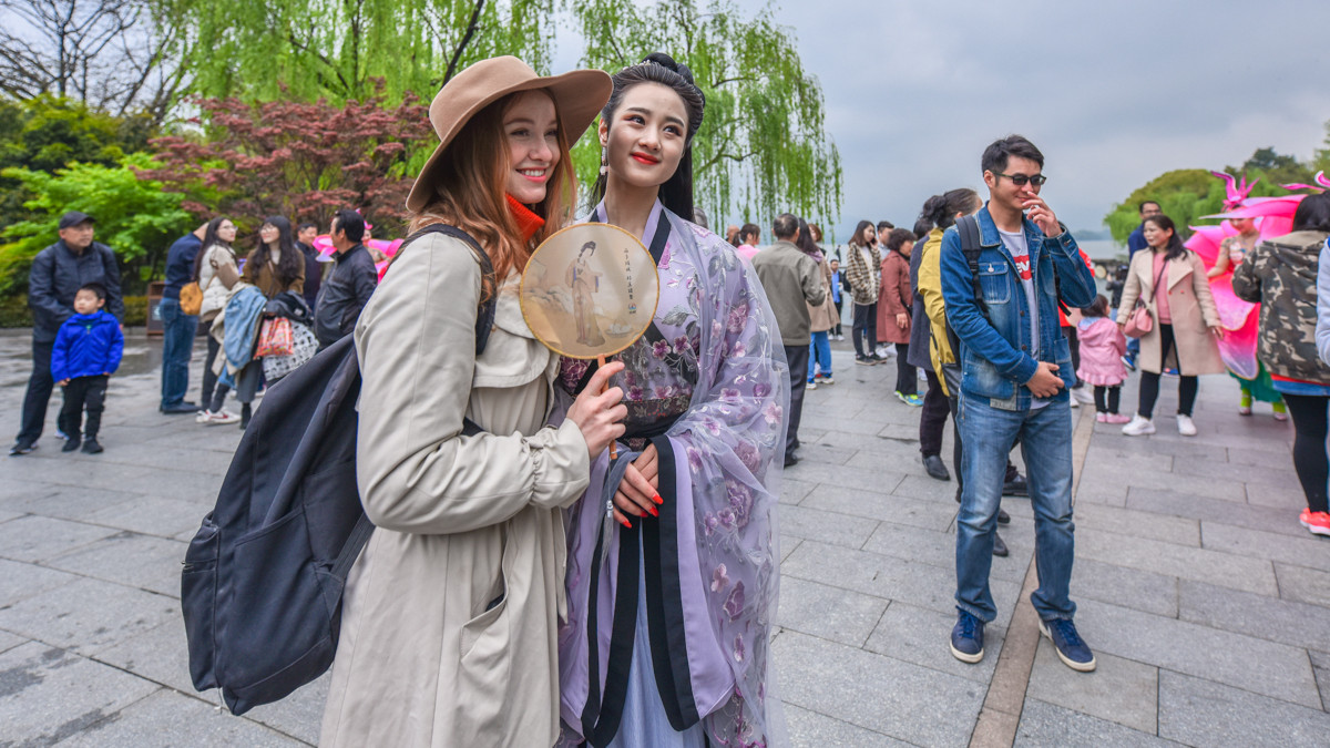 苏轼一首诗，世界文化遗产--杭州西湖首次迎来“西施闺蜜团”快闪