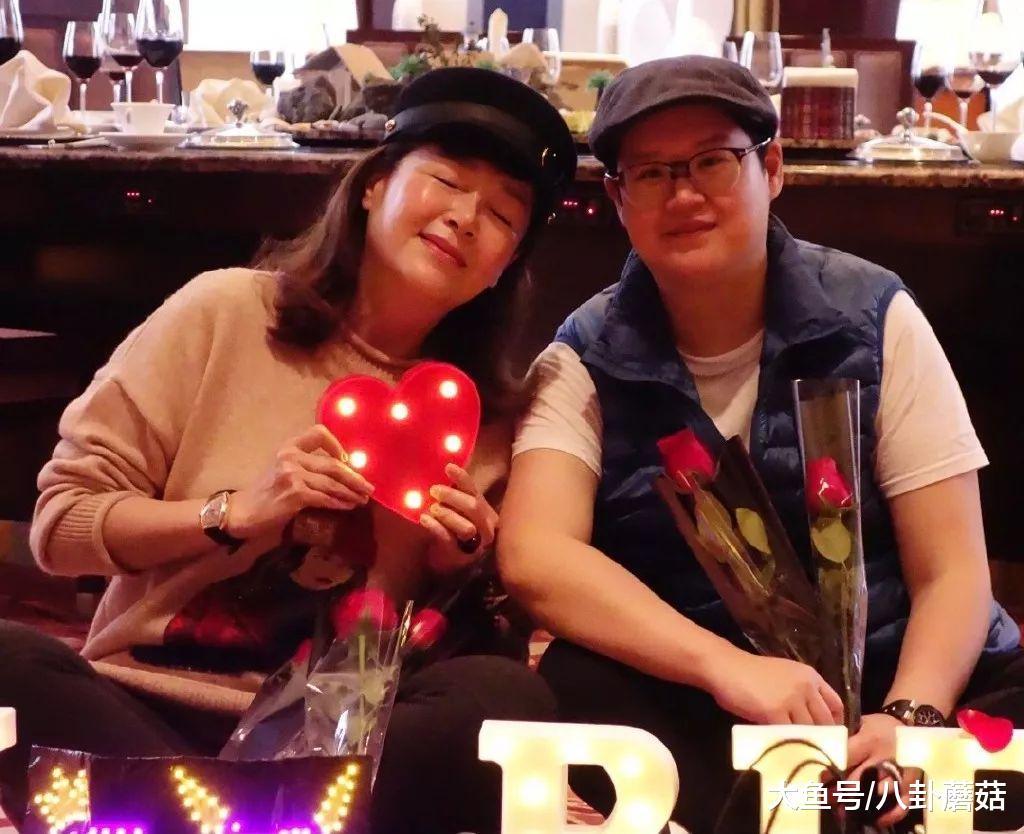 网球  其实,恬妞此前经历了两次失败婚姻,第一次是与印尼富豪叶聪豪的
