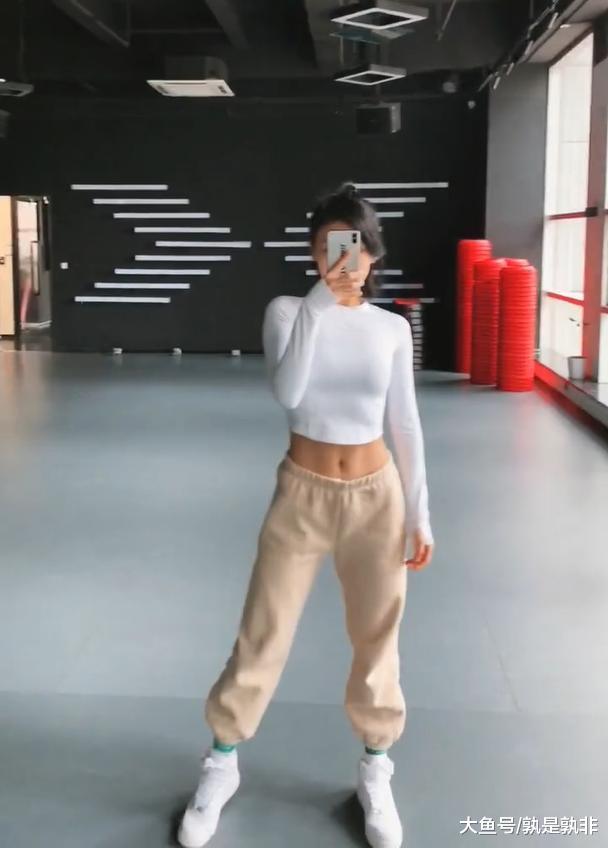 健身美女的自拍照,展露"马甲线"抢镜