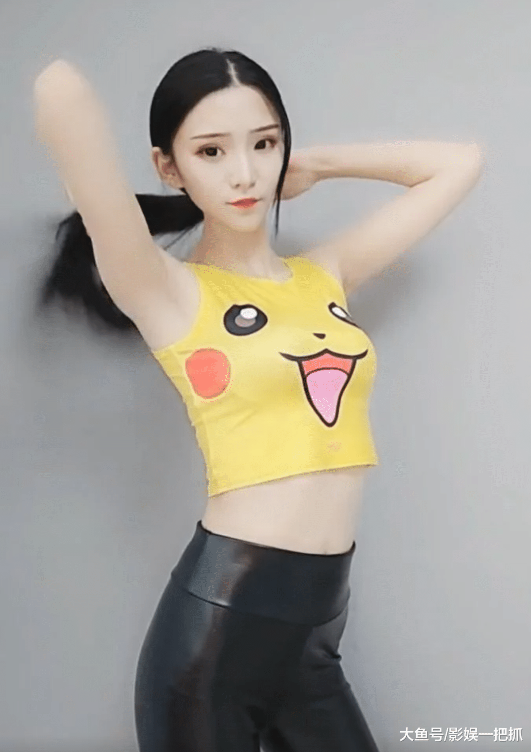 美女晒穿皮卡丘短袖照片,被"批评"没有一点皮卡丘胖嘟嘟的感觉