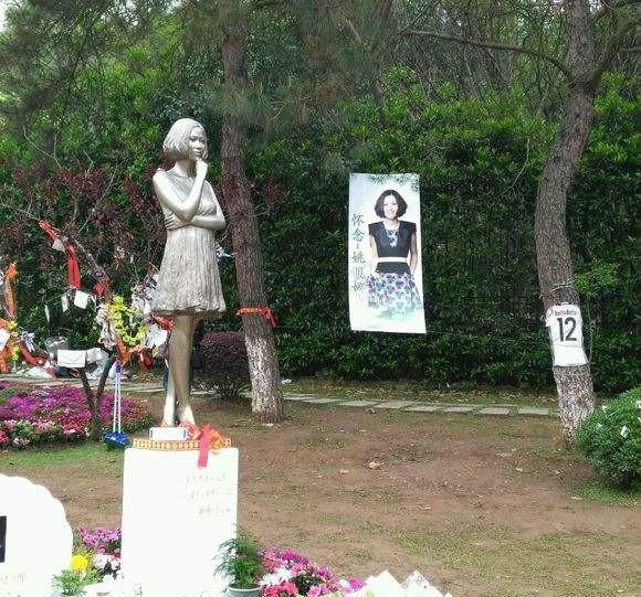 歌手姚贝娜的墓地,她走得太早.