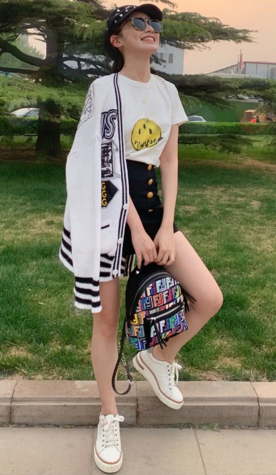 彭小苒的腿自带发光效果,都白到比陶瓷还要脆弱了?好怕磕着!