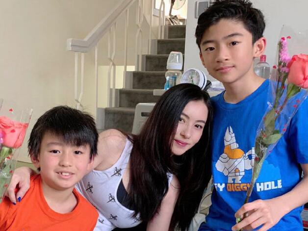 张柏芝晒出和三胎儿子的出街照,依然享受新生妈妈的乐趣吗?