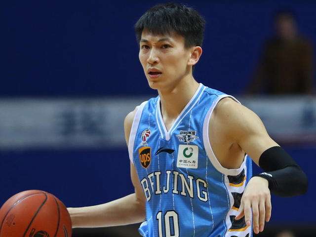 刘晓宇：还有另一只手挥毛巾。北