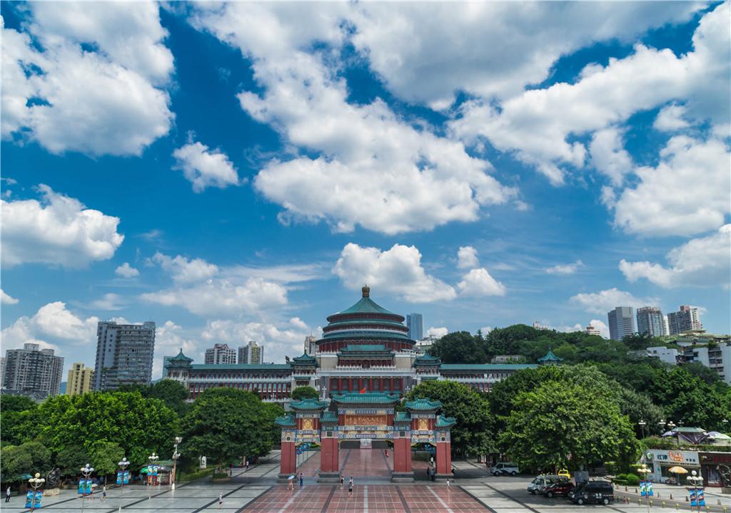 这是重庆的标志性建筑之一, 也是游客来重庆旅游必去