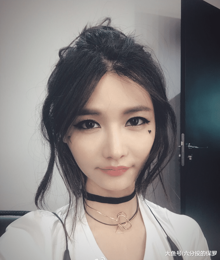 lol:主播miss袜子遭"拍卖"!重口味网友:想买回家泡茶喝