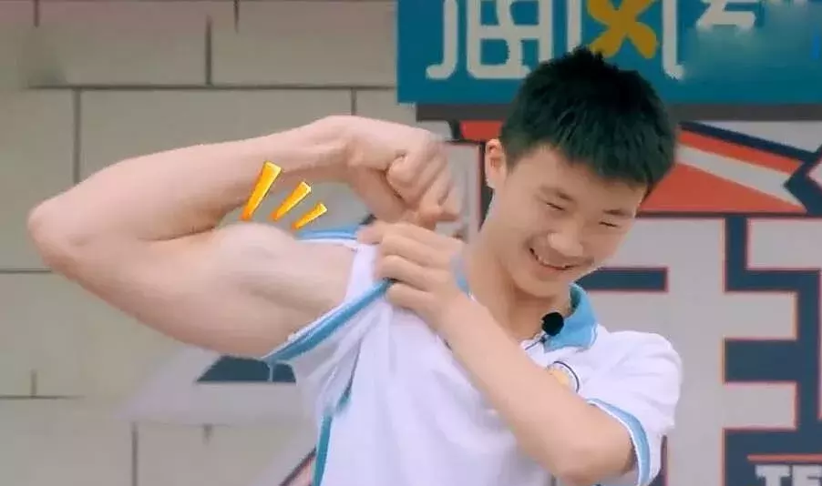 少年说:中学生练出8块腹肌?当他亮出"麒麟臂"的时候我信了