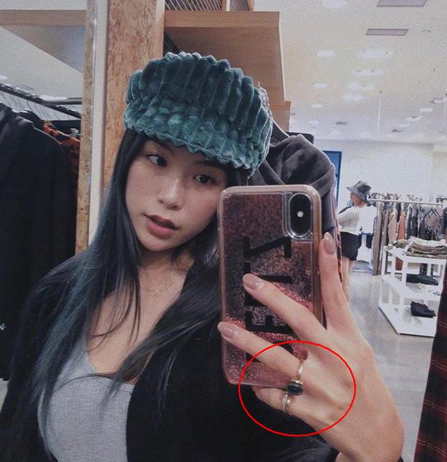在苏湘涵晒出的近照中,无名指上已经戴着婚戒.