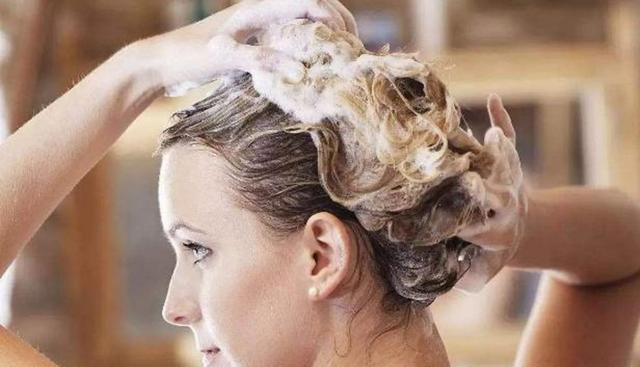 女人注意了 5个保持头发乌黑浓密的好习惯 建议大家都学一学 娱乐资讯 存满娱乐网