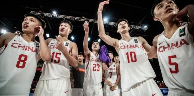 国青男篮备战 王泉泽徐杰归队。