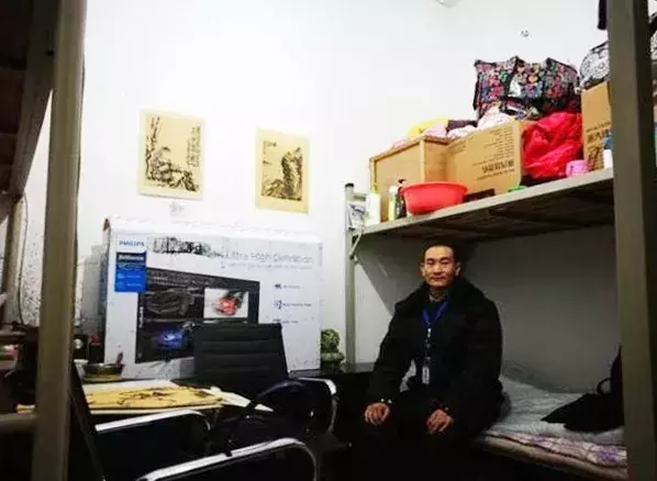 42岁保安也能开画展?背后的她道,胡想照样要有的