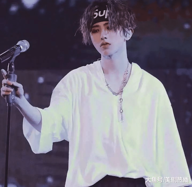 和赵丽颖粉丝互撕后, 因一句吐槽, 朱一龙粉丝和火箭少女又互撕起来