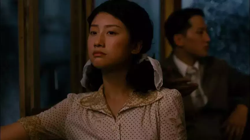 李何在《色戒》里埋藏的雄厚而松散的时候线索