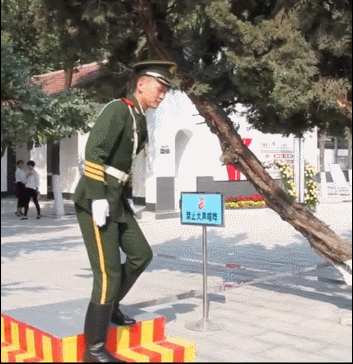因为任务需要，这位战士连续站岗