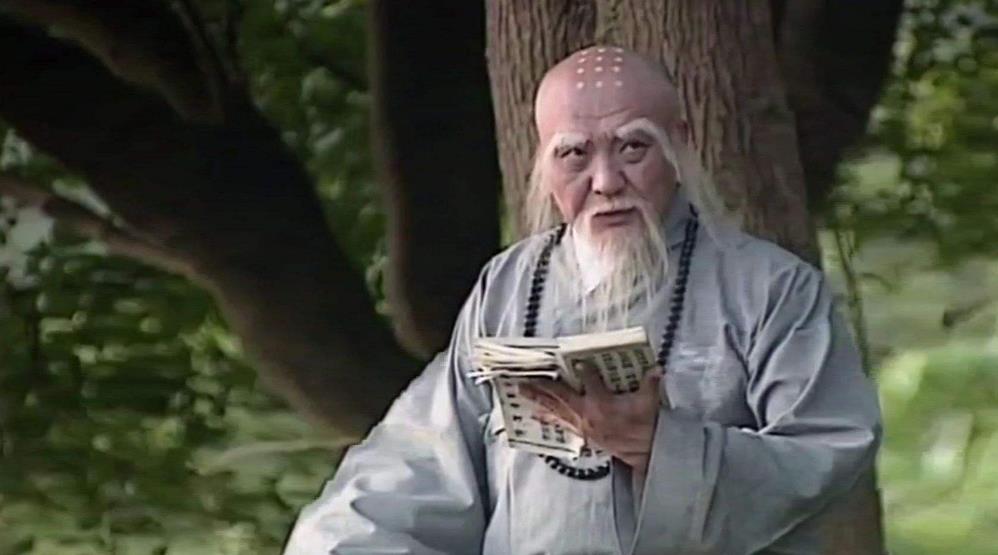 那么白蛇传的故事是否不能进行修改呢?赵雅芝的版本也对民间传说进行了修改,比如结尾法海遁入蟹腹这个桥段就被去掉了,在张曼玉版本的电影《青蛇》中也将法海年龄进行了修改,不是一位老者,而是赵卓饰演的年轻版法海,可谓是一种突破,打破了以往被认为道行高深者与年龄成正比的思维,赵卓的演技也上纲上线。