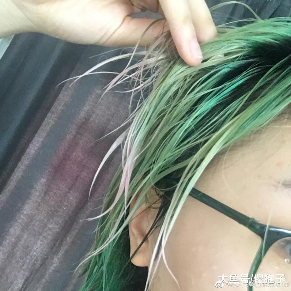 窦唯二女儿窦佳嫄自拍晒新发型,绿色头发个性十足古灵