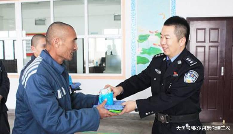 看守所里的犯人每天都是如何吃饭的?老狱警无奈透露出