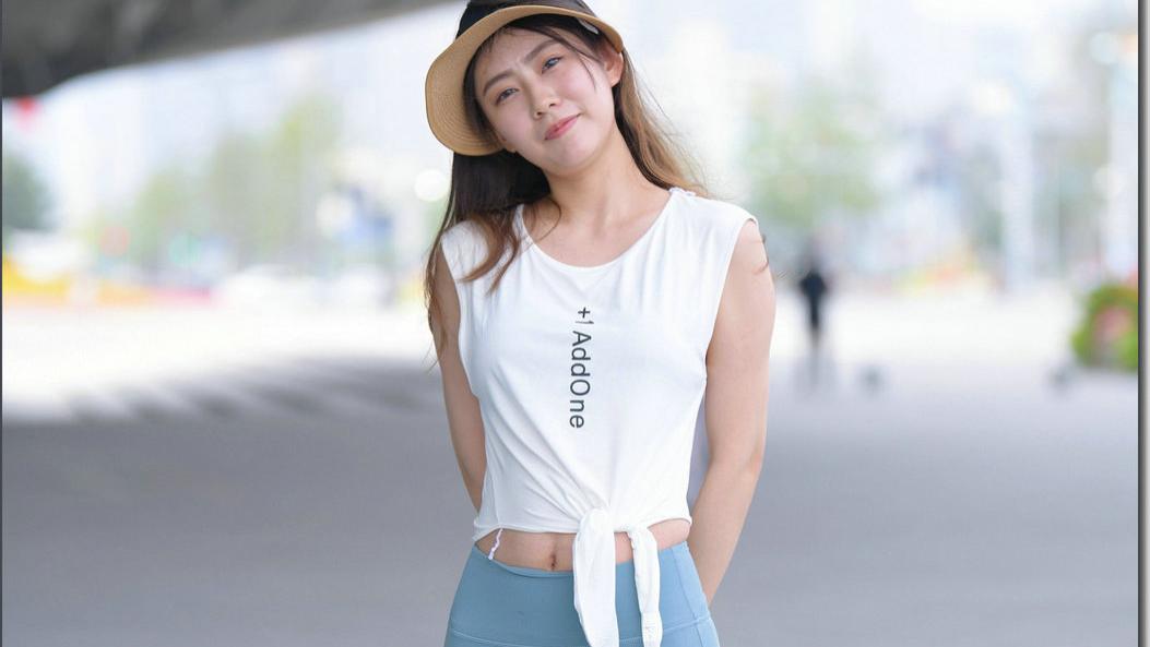 时尚美女街拍：小姐姐穿打底裤有时尚感，年轻有气质，身材又丰满