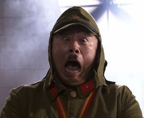 太尴尬了!潘长江开豪车上路,网友们却以为是无人驾驶